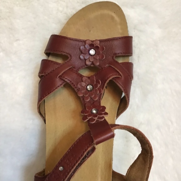 Taos Flower Heeled Sandal - Picture 4 of 11